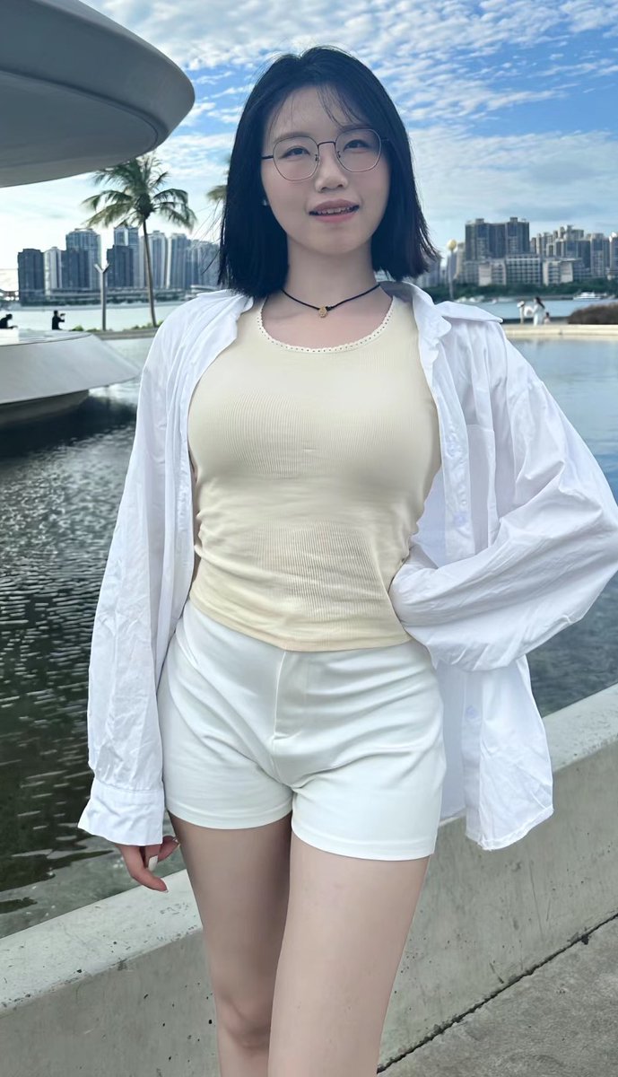 XXX1199742's tweet photo. 骚妈朋友穿这样去钓鱼，我说不怕被蚊子咬，骚妈朋友说不怕，然后一夜都没回来，回来的时候，说被几名钓鱼佬操了一夜。 https://t.co/WEJpgxFnND