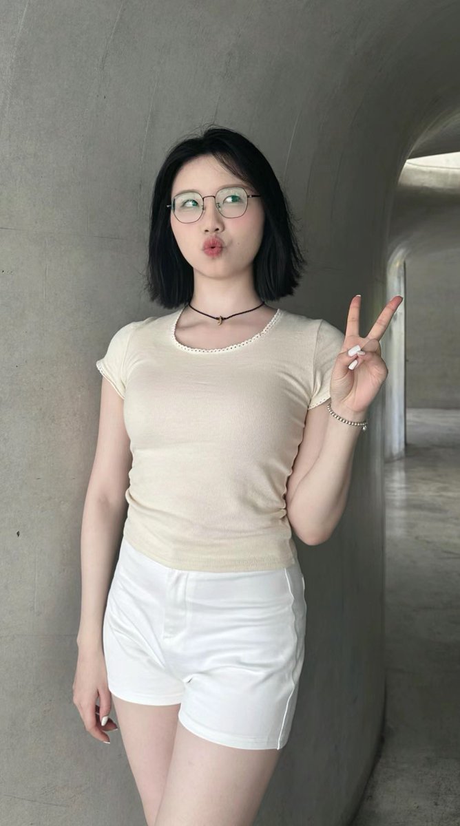 XXX1199742's tweet photo. 骚妈朋友穿这样去钓鱼，我说不怕被蚊子咬，骚妈朋友说不怕，然后一夜都没回来，回来的时候，说被几名钓鱼佬操了一夜。 https://t.co/WEJpgxFnND