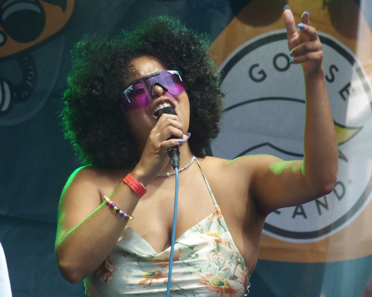 ChiConcertgoers's tweet photo. Duendita from Queens brought their modern R&amp;B to @wickerparkfest Saturday night. https://t.co/SNYhmQpqVA
