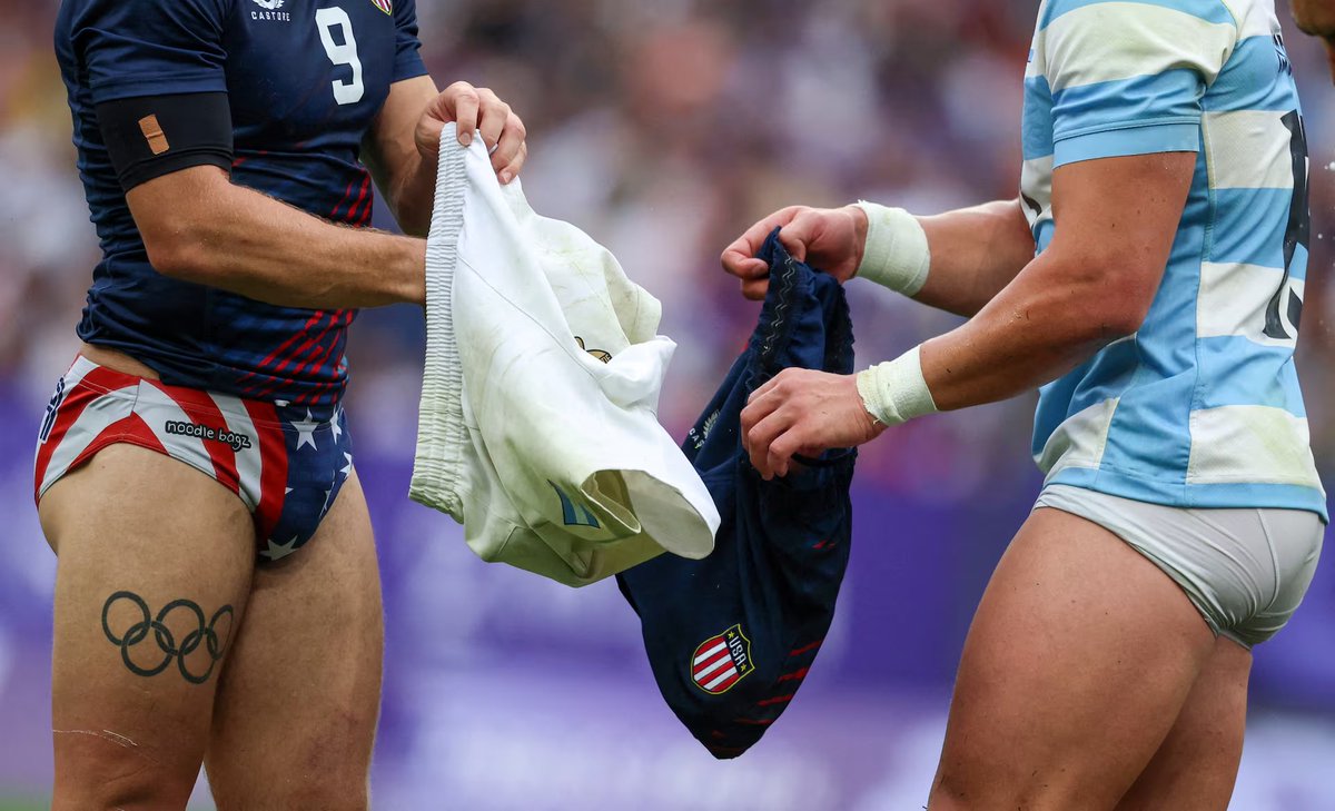 Steve Tomasin of the United States and Rodrigo Isgro of Argentina swap shorts after their rugby sevens match.🙂
#Paris2024 
(REUTERS/Phil Noble)