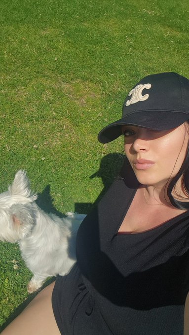 Enjoying the sun with my baby🐶   Hope you all had a beautiful weekend 😘 💕 @Klaradevine10 https://t.c<a href="/tag/mvsales"class="tags"><span>#mvsales</span></a>