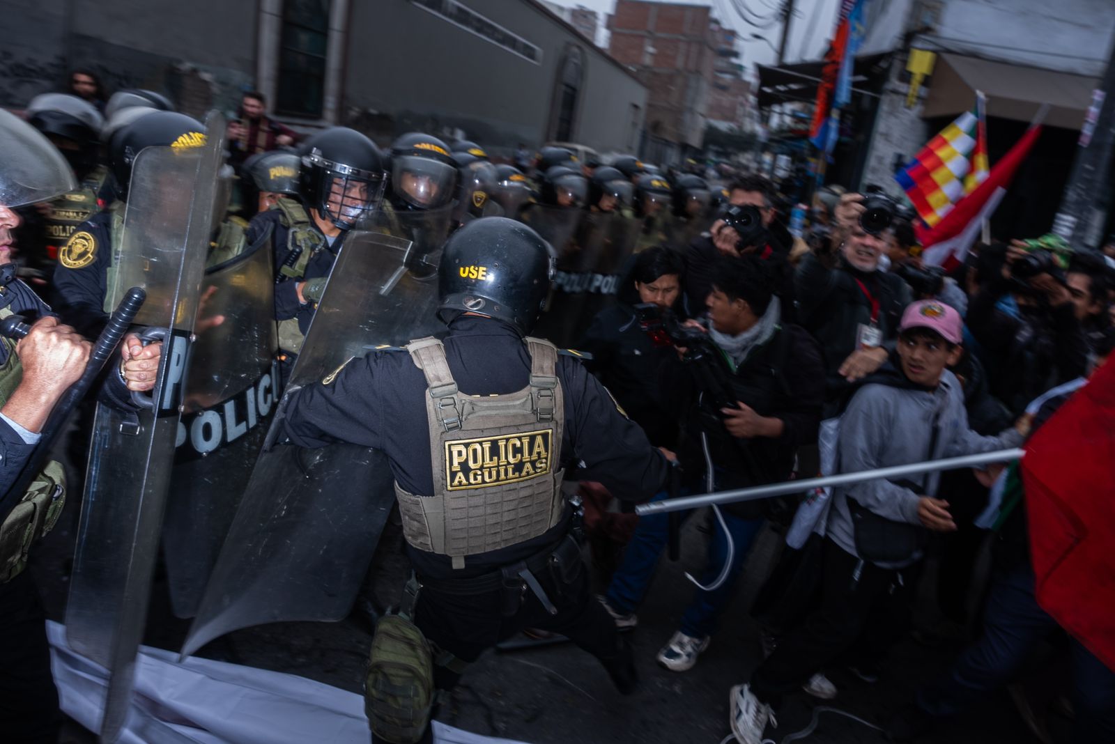 La policía y los manifestantes se enfrentan en el centro de Lima. Foto: Juan Mandamiento.