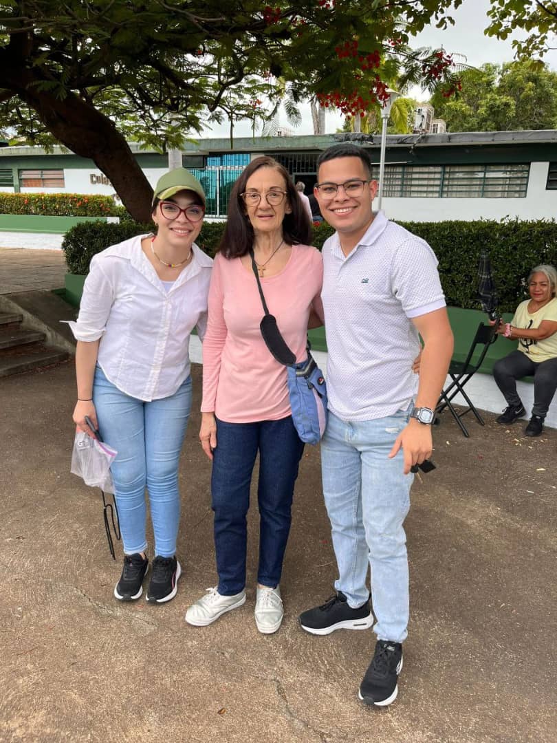 elbusTV's tweet image. Desde las 5:00 am, un grupo de ciudadanos está movilizando electores en #Guayana.

@AlvarezJhorvys es uno de los organizadores y su grupo cubre varios centros. Están activas 8 motos y 6 vehículos en San Félix y #PZO.

La señora Lucía de 74 años fue una de las personas que pudo…