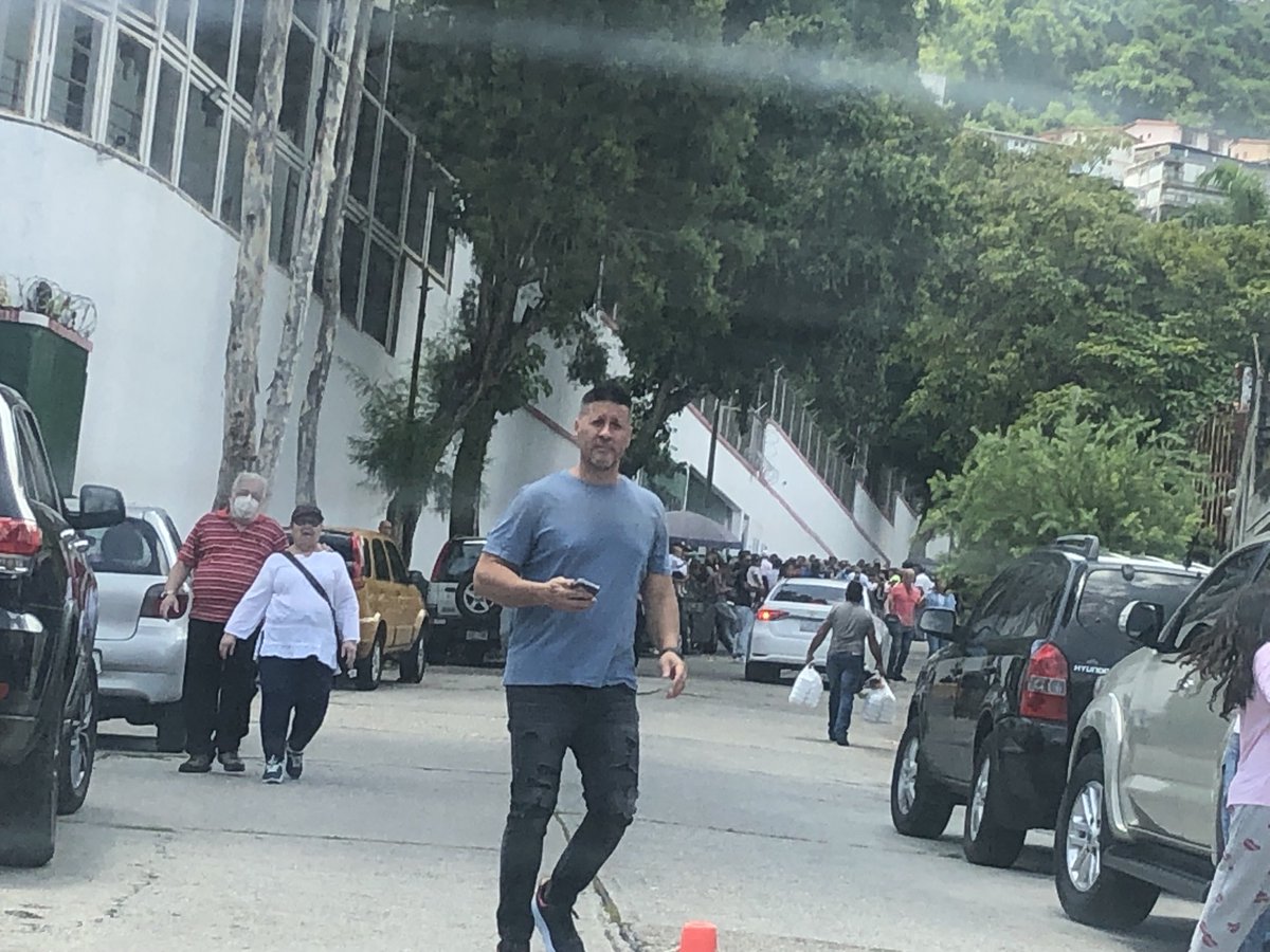 11:37am. 28Jul. Votantes en centro de votación Cristo Rey. Pquia. San Pedro. Caracas