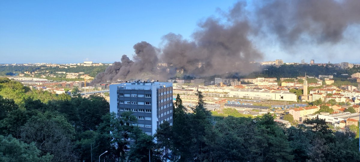 Fury473's tweet photo. #Incendie important sur Vaise à #Lyon https://t.co/VyuCV3aGNN