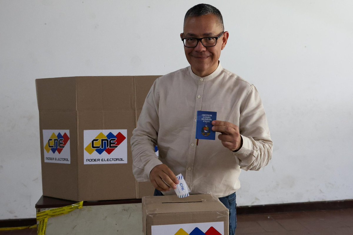 VillegasPoljak's tweet photo. ¡Listo!

Aferrado a nuestra Constitución Bolivariana ejercí mi voto.

Viva #Venezuela, mi Patria querida.

#28Jul
#VotaPorLaPaz2024 https://t.co/nF9g18xDWW