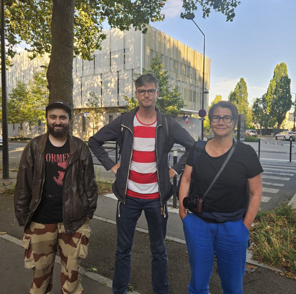 attac_fr's tweet photo. Après presque 10 heures scandaleuses en garde-à-vue, @ArnaudCesarV &amp; Patricia Boissier, photojournalistes, &amp; un membre de @2024Saccage, sont libéré•es avec classement sans suite.

La démocratie où on enferme des journalistes vous appelez ça comment @EmmanuelMacron ? #JOdelaHonte https://t.co/E6mwXGLMCU