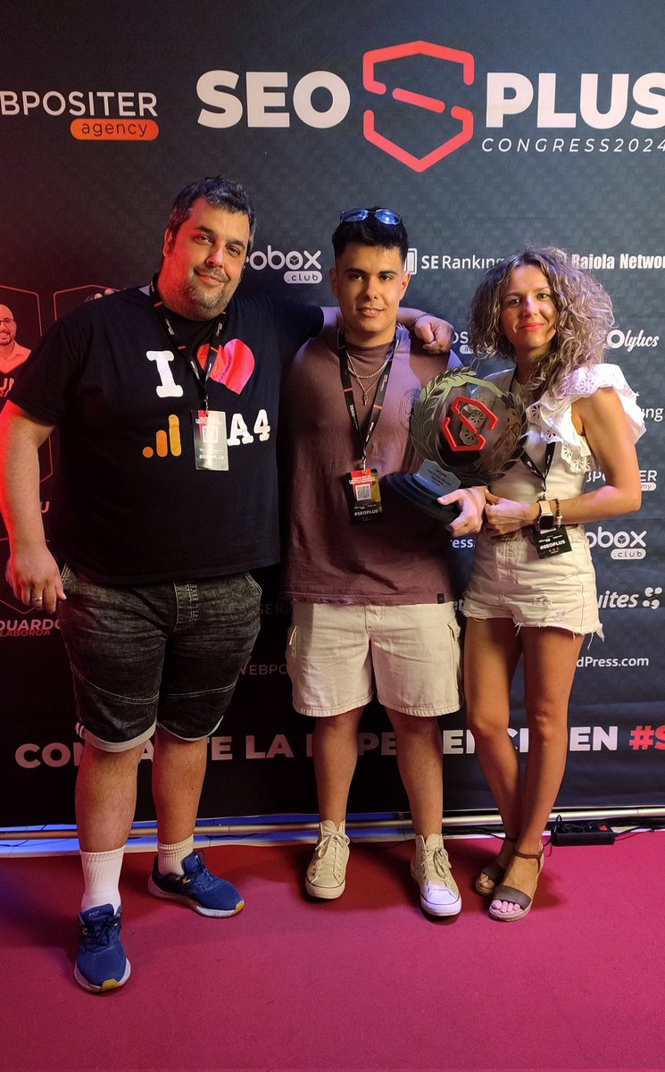 Enhorabuena <a href="/manu__martinm/">Manuel Martín</a> por el merecido reconocimiento a tu trabajo en los premios #seoplus . Desde los 14 años dando guerra, aportando y compartiendo conocimiento, le hacen ser una de las grandes referencias y apuestas del sector 
¡Grande! Sigue dejando huella por donde pasas