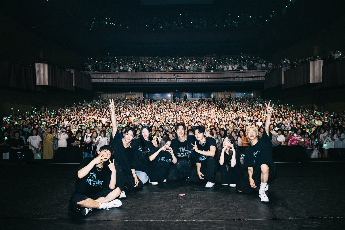 khj_heneciatwt's tweet image. 3일간의 도쿄 공연은 인생에서 가장 기억에 남는 live였습니다. 지난 일본 활동과 헤네치아 여러분과 저의 오랜 관계가 주마등처럼 스치는 하루였어요. 오늘은 여러분이 last dance를 즐기시는 모습들을 모아봤어요. 오랜 시간 뒤에 이 영상을 보면 많이 뭉클할 것 같아요. 아직 last dance를 놓지…