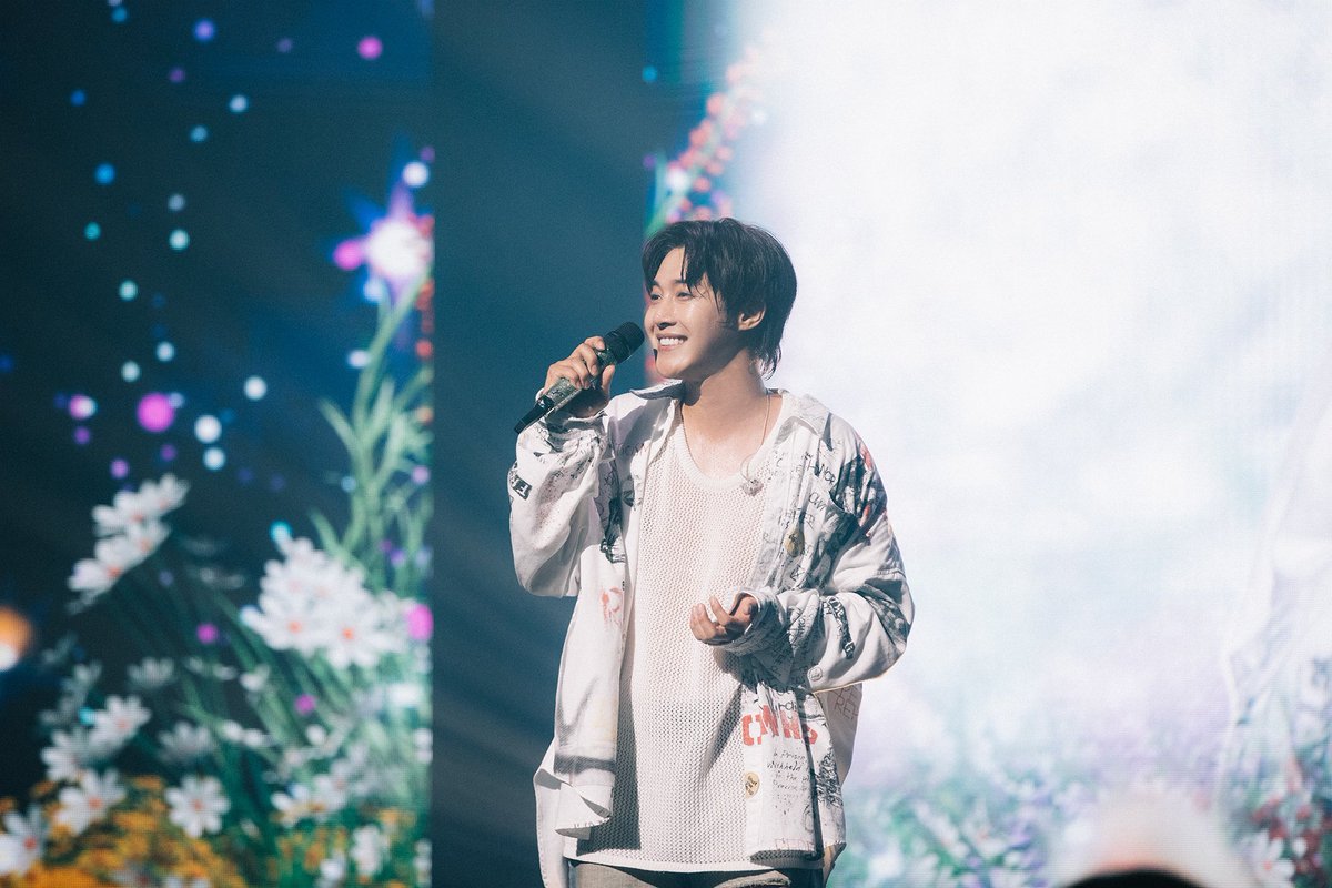 khj_heneciatwt's tweet image. 3일간의 도쿄 공연은 인생에서 가장 기억에 남는 live였습니다. 지난 일본 활동과 헤네치아 여러분과 저의 오랜 관계가 주마등처럼 스치는 하루였어요. 오늘은 여러분이 last dance를 즐기시는 모습들을 모아봤어요. 오랜 시간 뒤에 이 영상을 보면 많이 뭉클할 것 같아요. 아직 last dance를 놓지…