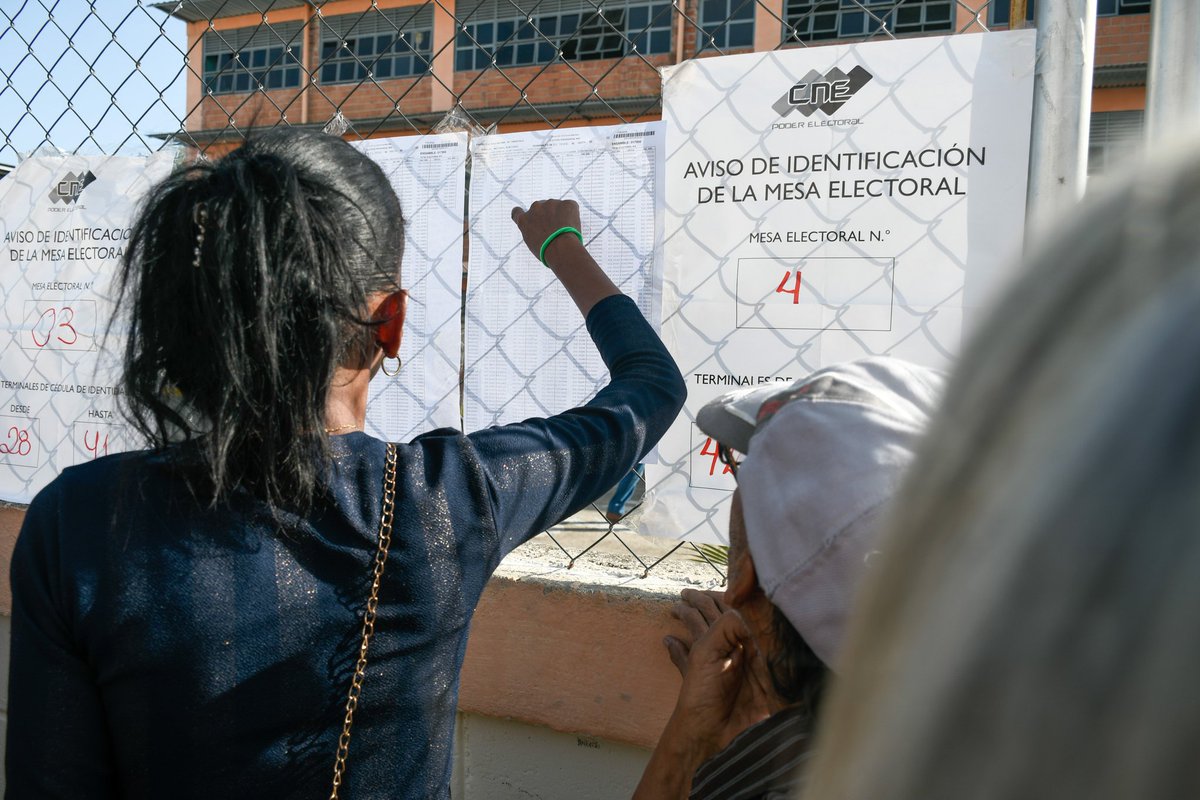 Felicito a los electores de la entidad que de forma cívica, armónica y pacífica han ejercido su derecho al voto.

Juntos/as estamos construyendo y defendiendo a Venezuela. Estamos muy orgullosos de participar en este día histórico por la Patria.

<a href="/NicolasMaduro/">Nicolás Maduro</a>
