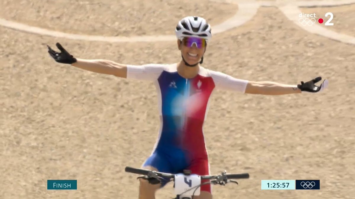 LeGruppetto's tweet image. LE CHEF D’ŒUVRE DE PAULINE FERRAND-PRÉVOT, CHAMPIONNE OLYMPIQUE DE VTT DEVANT SON PUBLIC ! À 32 ans, la Française s'offre le seul titre qui lui manquait dans sa discipline à l'issue d'un numéro en solo lancé au 2e tour, elle qui retournera sur la route en 2025. #Paris2024