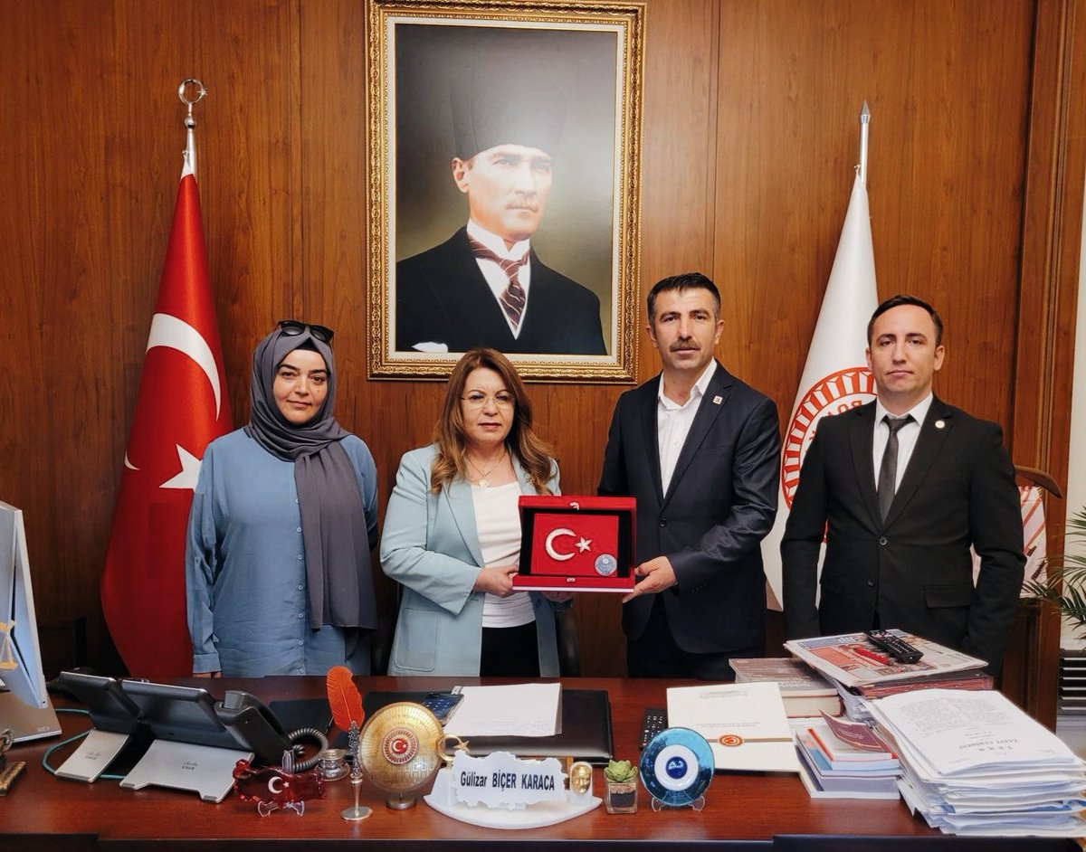 TBMM çalışmalarımız devam ediyor.

Cumhuriyet Halk Partisi <a href="/herkesicinCHP/">CHP 🇹🇷</a> TBMM Başkanvekili Denizli Milletvekilimiz Sn. <a href="/GulizarBicer/">Gülizar Biçer Karaca</a> ile meclis çatısı altında bir araya geldik. 

Samimi ve içten geçen görüşmemiz de Emniyet Teşkilatında gerçekleşen intihar vakaları hakkında