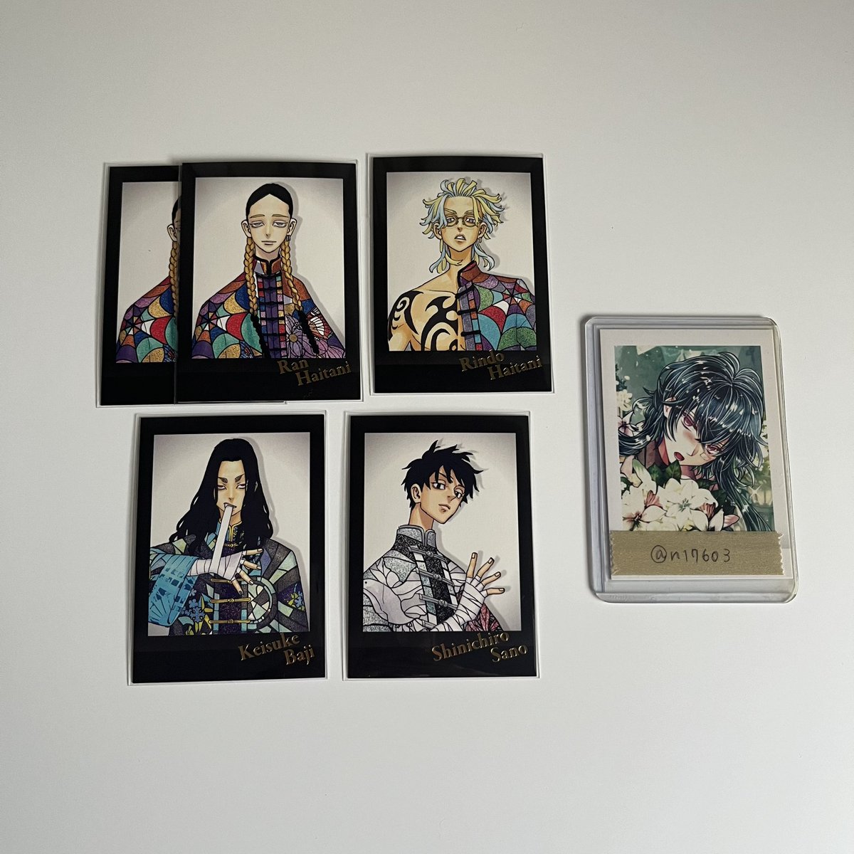 n17603's tweet photo. 【交換】 東京リベンジャーズ 東リべ 新体験展 最後の世界線 ぱしゃこれ

譲：灰谷蘭、竜胆、場地、真一郎、乾、九井、黒川、鶴蝶、春千代、大寿、千咒

求：三ツ谷  モノクロ優先

郵送のみ

お気軽にお声掛け下さい🪿 https://t.co/KGjB2M3TlK