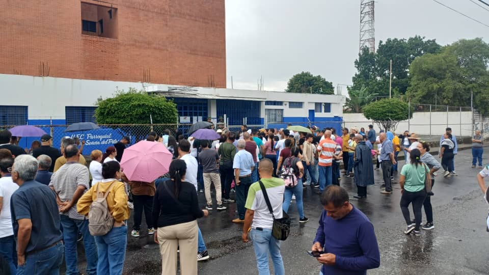 #28julio UECPP El Pilar ciudadanos #Araure #Portuguesa exigen  que permitan el acceso a los miembros de mesa y testigos de la oposición y se realice una auditoría  9:39am <a href="/Elpublicotv/">El Público TV</a>