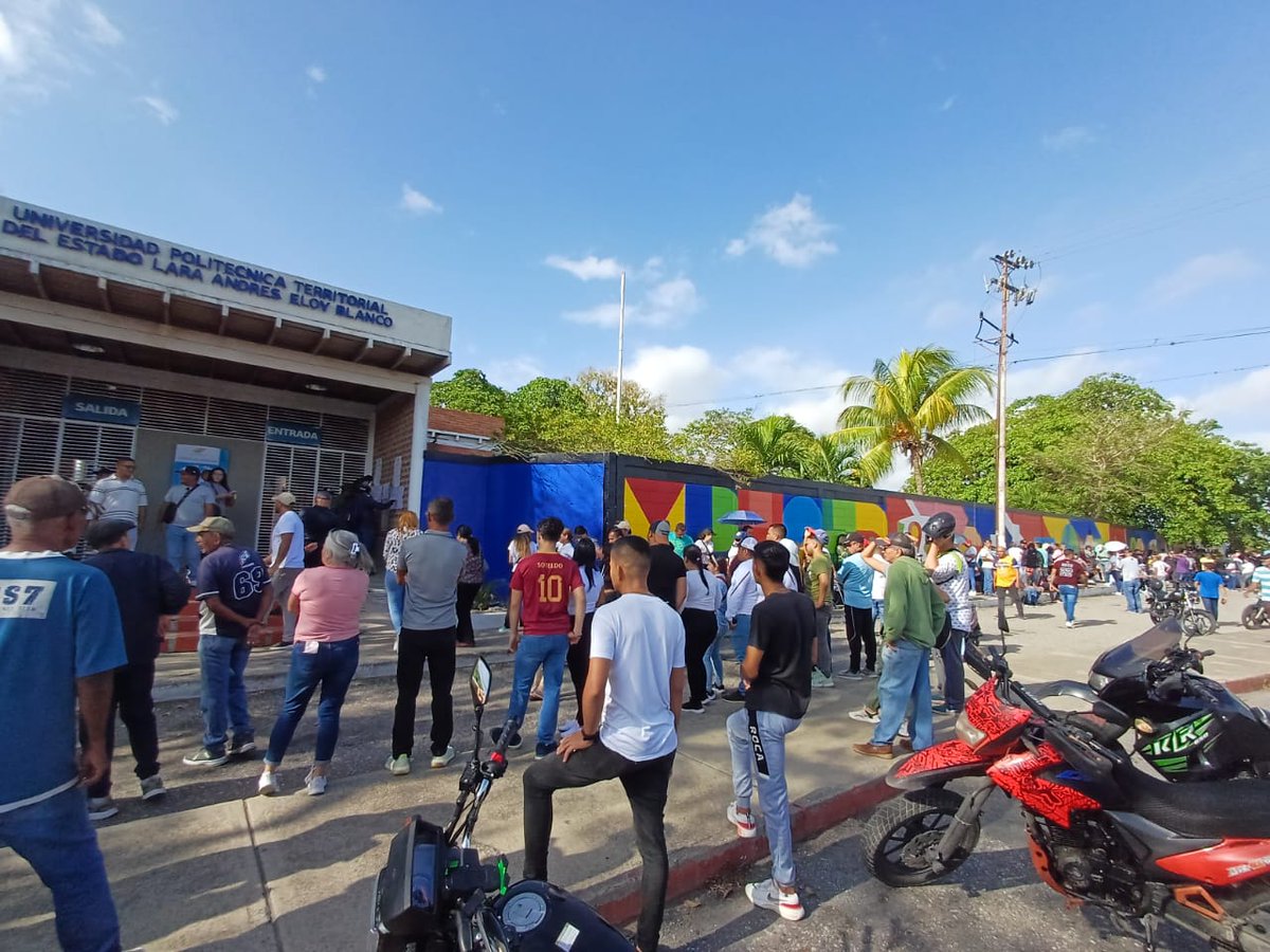 DiarioTalCual's tweet photo. #EnVivo | 8:30 a.m. Universidad Experimental Politécnica Territorial Andrés Eloy Blanco en Barquisimeto. Votantes llegaron desde las 3am, todo se ha desarrollado con tranquilidad. Se presentó un inconveniente con la mesa 4 y abrió tarde pero ya se solventó. Hay al menos 5 cuadras de cola #28Jul #EleccionesVE2024 

Vía: Moiselis Méndez @moiselis33