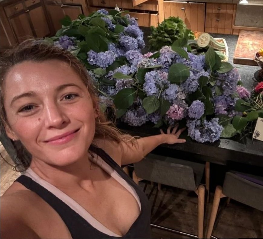 BlakeLivelyBR's tweet photo. Ela sempre nos surpreendendo! 🥹🩷 — Blake Lively compartilhou em seu Instagram mais uma paixão particular sua, cuidar e montar arranjos de flores.

“Sempre pensei que era uma florista, bem antes de interpretar uma. Compro flores de loja de esquina, levo para casa, remonto e dou vida nova a elas. Desde que me mudei para a cidade aos 19 anos, essa tem sido uma das minhas âncoras criativas e meditativas. É design, é interagir com a natureza, é uma alegria multissensorial. Sempre que tenho a oportunidade de fazer jardinagem do zero e montar arranjos frescos, me sinto a pessoa mais sortuda do planeta. É paz pura. Não, não tem piada. Só eu sendo sincera sobre flores. Ugh, pura sinceridade. Eu odeio isso aqui.

As últimas imagens são quando eu consegui arranjar flores para a divulgação do filme #ÉAssimQueAcaba com Isabela Ferrer, é legal ver nossas personalidades transparecerem nas flores. É por isso que eu amo essas coisas. Todas as maneiras como você aprende sobre as pessoas quando as observa criando em diferentes meios me fascinam. Estávamos com pressa, mas sou um pavão orgulhoso sobre nossos arranjos! 🌸🌹🪻🌷🪷🌸🌼🌸”