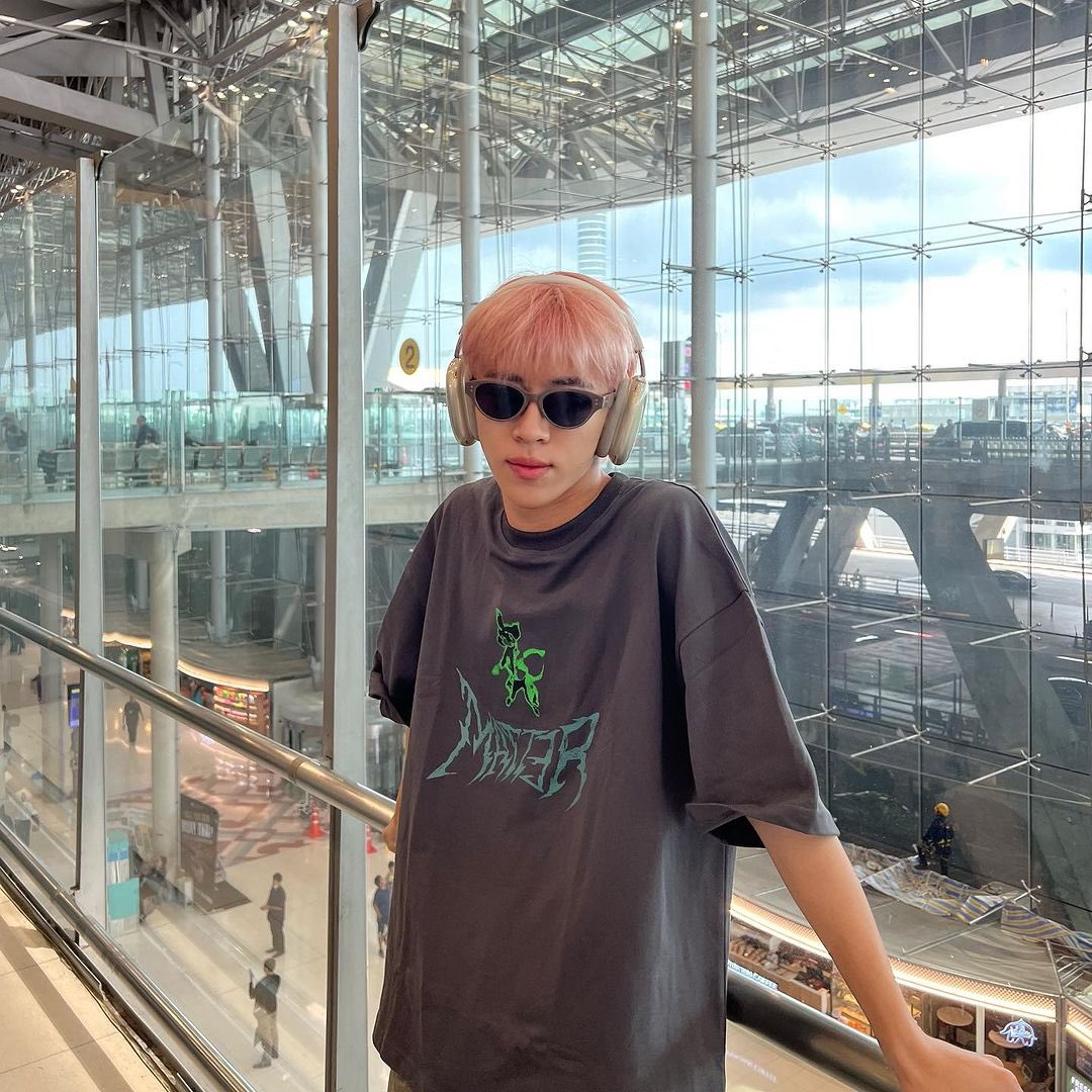 _apoised's tweet photo. today’s starter, closet mix&amp;match: sunglasses on, headphones checked, oversized tee, baggy jeans, and a pair of sneakers. @% rocking my <monochrome> shades to get that perfect 'i’m ready to jet-set' look. 🛫✈️🛬 … #off_we_go!★ https://t.co/qKfeFmlOtz