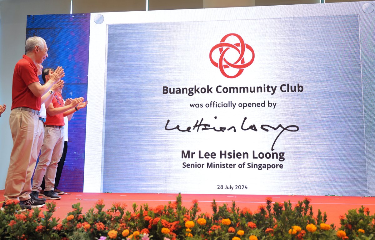 leehsienloong's tweet photo. Happy to officiate the opening of Buangkok CC in Sengkang Grand Mall today! CCs play an integral role in deepening our sense of community &amp; kampong spirit. I hope residents will enjoy making full use of the facilities &amp; community initiatives. – LHL https://t.co/7XamVRayt2 https://t.co/BMeFVSHRWv