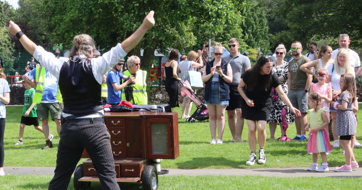 OUTSIDEarts (@outside_arts) on Twitter photo Today <a href="/Dizzyodare/">Dizzy O'Dare</a> performed 'The Great Balloon Show' during #PicnicInThePark at Brough Park in Leek.
They thrilled the crowd with a VERY high energy interactive performance, and even performing an impressive stunt featuring the giant balloon itself! 🎈 Today <a href="/Dizzyodare/">Dizzy O'Dare</a> performed 'The Great Balloon Show' during #PicnicInThePark at Brough Park in Leek.
They thrilled the crowd with a VERY high energy interactive performance, and even performing an impressive stunt featuring the giant balloon itself! 🎈