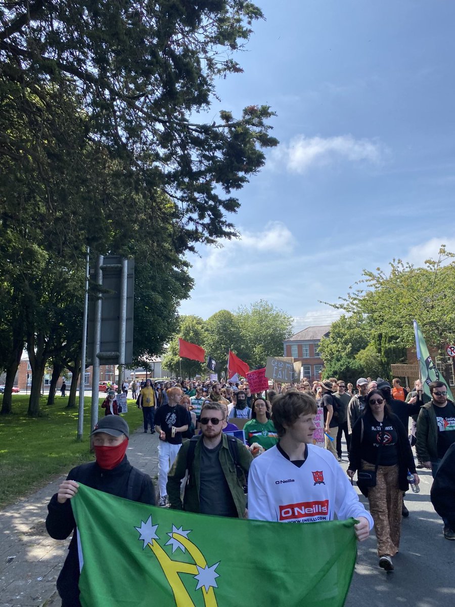 mmacseainpbp's tweet photo. Fascists absolutely humiliated in #Dundalk

They scurried off. Brutal weekend for them across Ireland.

Big #GRMA to everyone who came out in #TheTown to #KeepDundalkFascistFree

#DontBurnOutDundalk #Housing4All #Services4All #BuildPublicHousing #RefugeesWelcome #Armagh4Sam https://t.co/Un2FMr4UR7