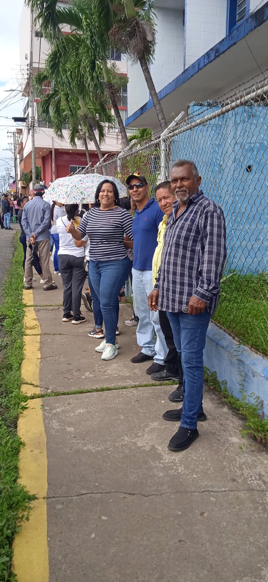 NoelRomeroL's tweet photo. #UpataPresente Mucha alegría en las colas para elegir el futuro de #Vnzla. Hoy los Venezolanos unidos somos protagonistas de nuestro propio destino ejerciendo el poder soberano del voto. Aquí estamos en la Unidad Educativa Santiago Mariño Upata construyendo más Democracia https://t.co/evy9yr0Qvs