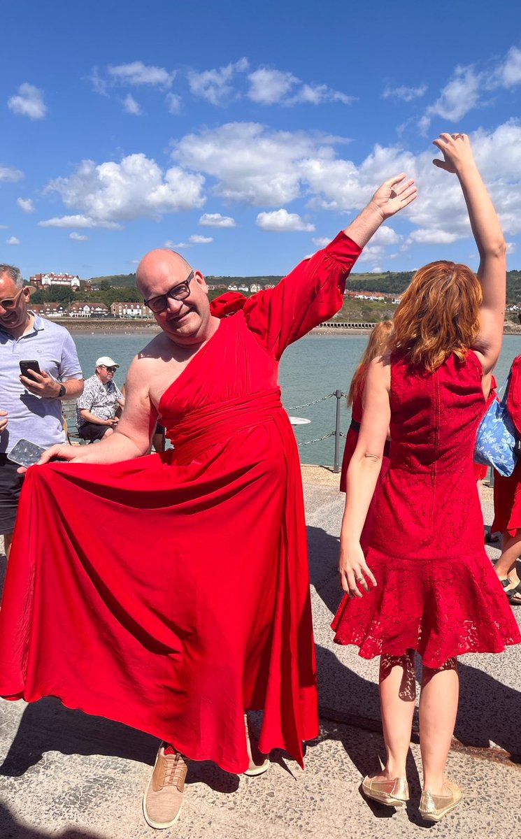 AnnetteWardell's tweet photo. #katebushday here in fabulous #Folkestone
Thousands gathered to celebrate, dance & sing, bringing a community spirit to #folkie and a tear to the eye I must say.
Wait for the last little clip folks….❤️❤️❤️❤️❤️❤️❤️
#VeganDiva #katebush #katebushmusic #Kent https://t.co/CLsTzdhL0m