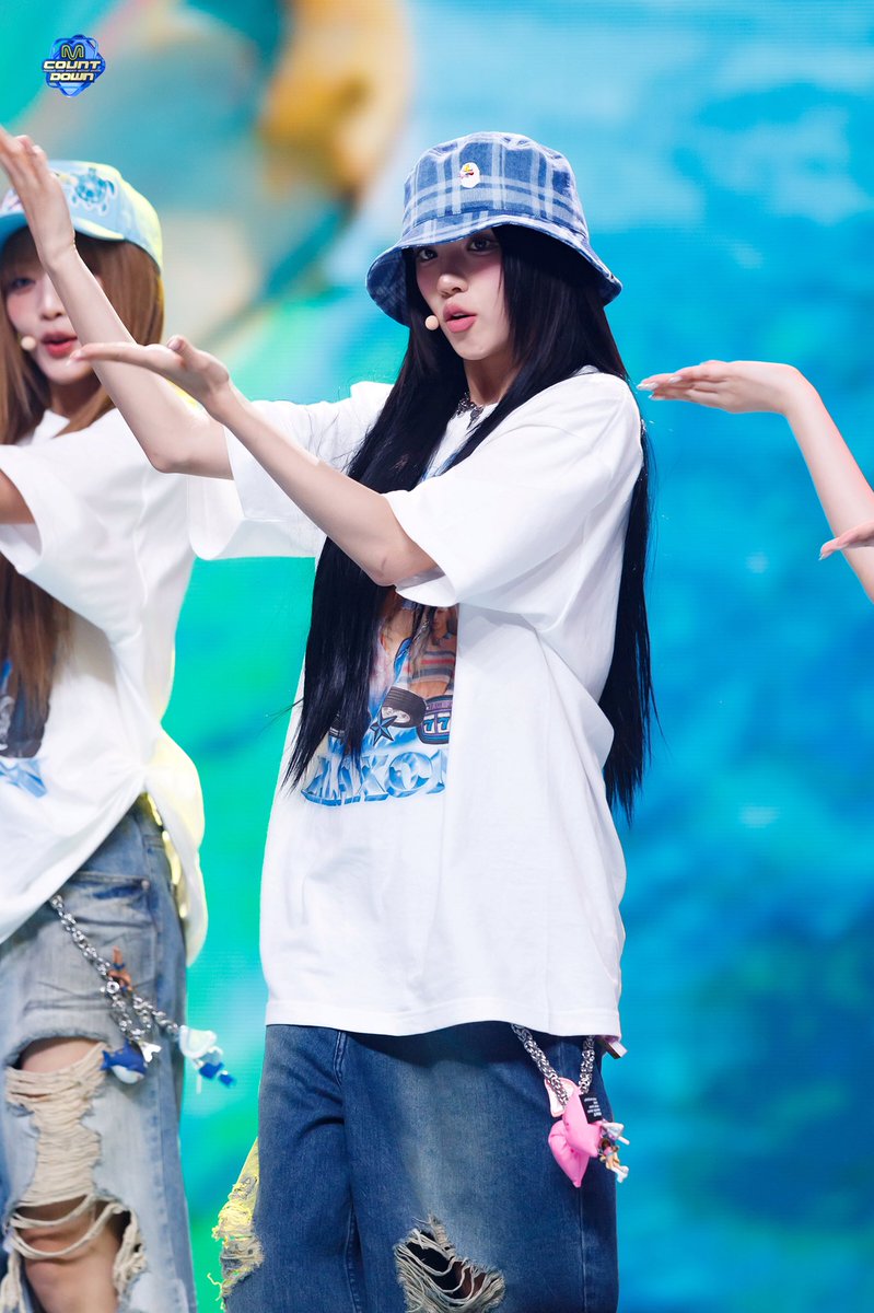 YuqiBrasil's tweet photo. 📷 28.07.24 | #YUQI durante a apresentação de "Klaxon" no M Countdown.

[1/3]

#우기 #宋雨琦 #GIDLE #여자아이들 #Klaxon #I_SWAY https://t.co/DDwVssWVeJ