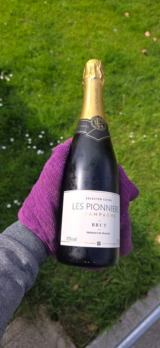 This afternoon is open air piano and this Les Pionniers Champagne Brut, which was recommended to me, so can't wait to try! 🥂🎹