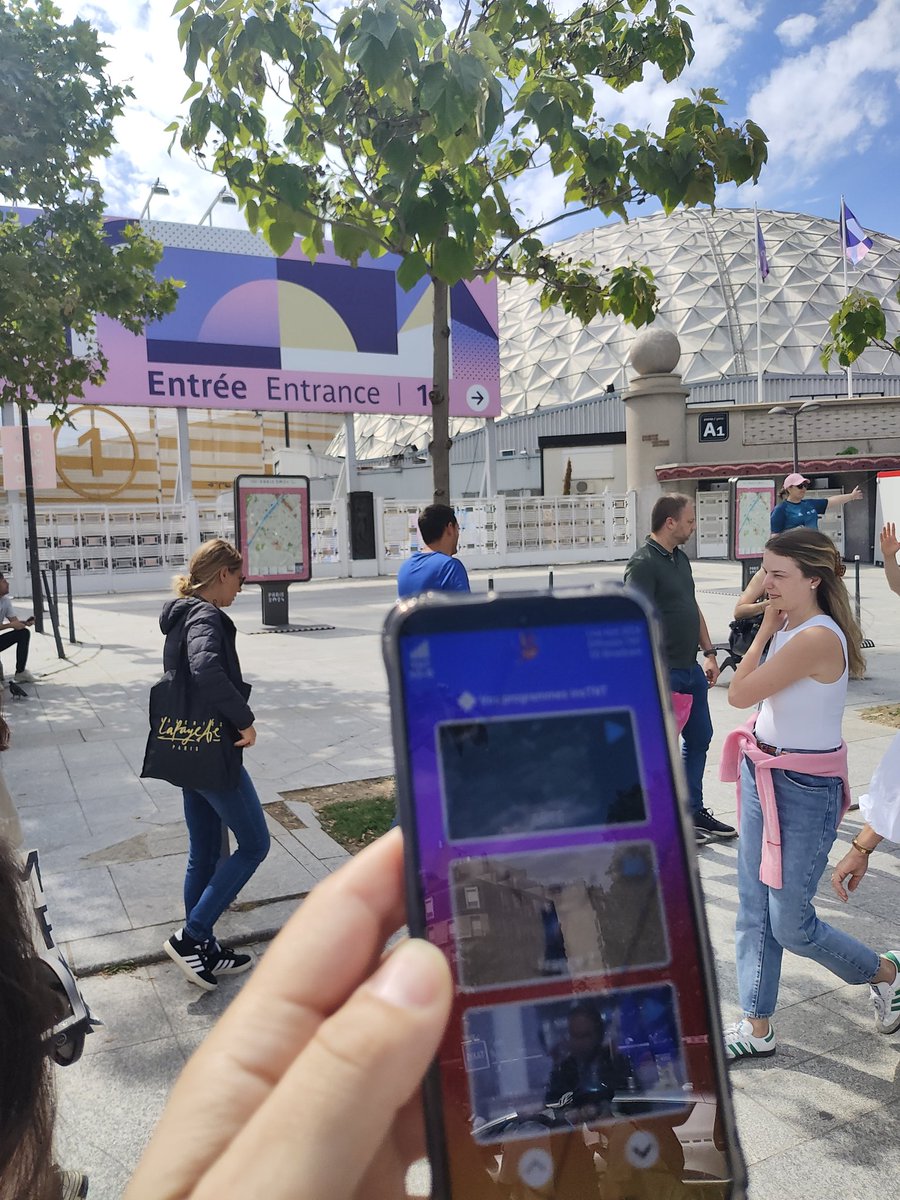 rousseaurom1's tweet photo. En direct du volley à la porte de Versailles avec l'expérimentation #5Gbroadcast qui fonctionne super bien pour recevoir sans forfait mobile la #TNT #innovation par @TDFgroupe #futureofDTT https://t.co/qdcxgkIDAR