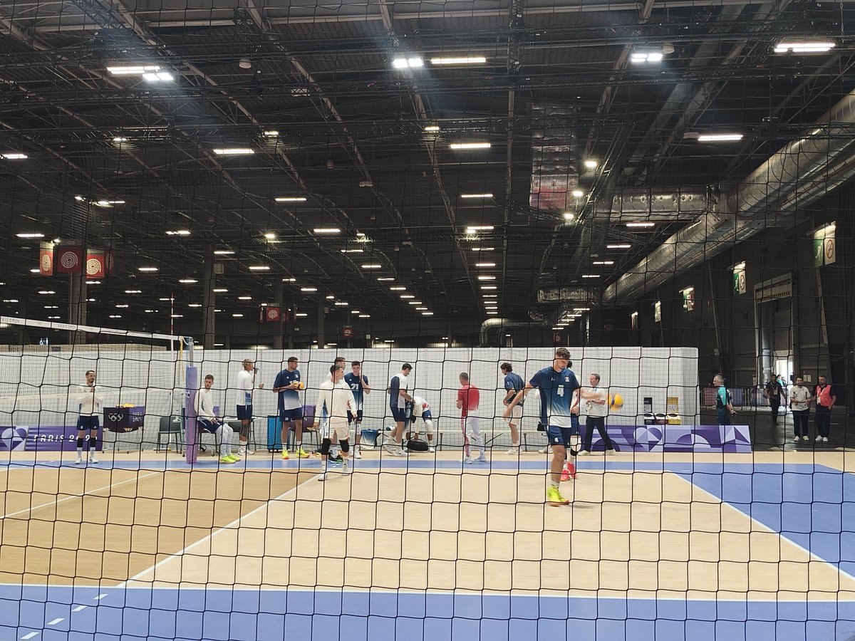 rousseaurom1's tweet photo. En direct du volley à la porte de Versailles avec l'expérimentation #5Gbroadcast qui fonctionne super bien pour recevoir sans forfait mobile la #TNT #innovation par @TDFgroupe #futureofDTT https://t.co/qdcxgkIDAR