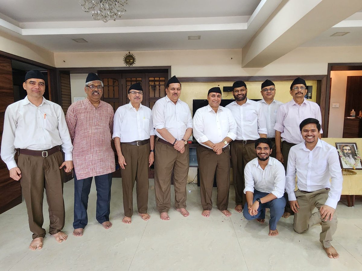 Sunil_DeodharMH's tweet photo. आज मुंबईतील अंधेरी पूर्वच्या विजयनगर वस्तीच्या गुरुपौर्णिमा उत्सवात वक्ते म्हणून सहभागी झालो होतो. परम पवित्र भगव्या ध्वजाचे पूजन करून गुरुदक्षिणा अर्पण केली.

अनेक वर्षांनी जुन्या मित्रांसोबत, स्वयंसेवकांसोबत चहा घेताना जुन्या आठवणी पुन्हा ताज्या झाल्या.

@RSSorg https://t.co/pfHwp4RWkD