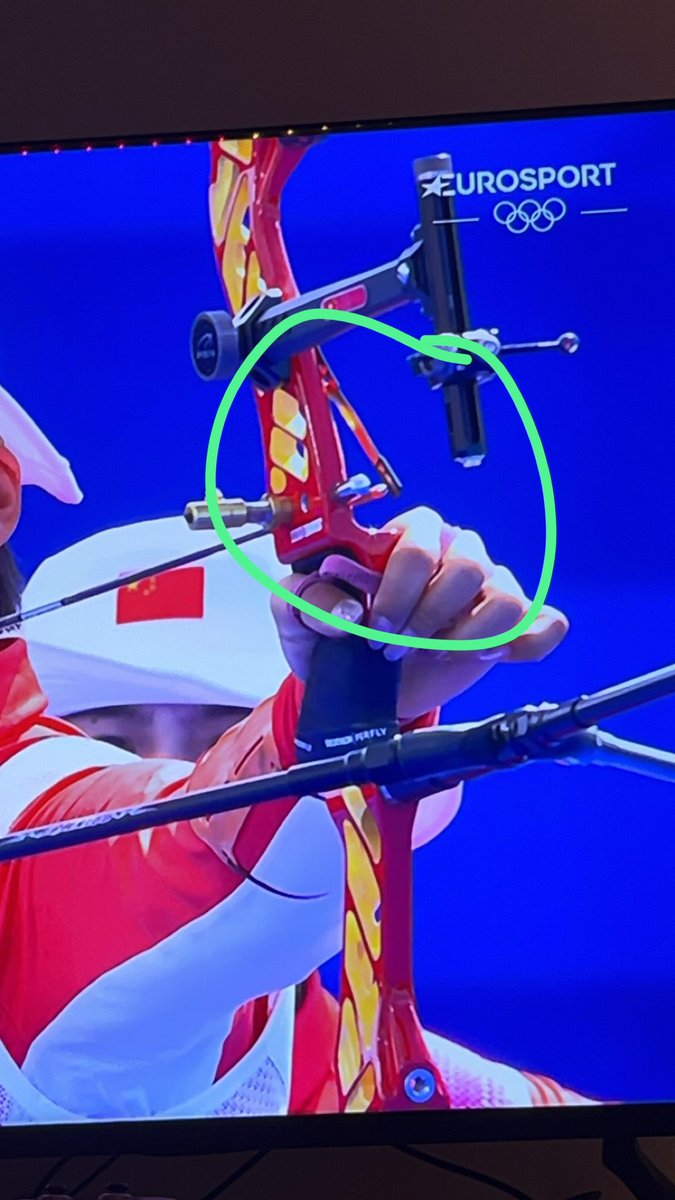 anthojmt's tweet photo. Ne connaissant rien à ce sport, quelqu’un peut me dire à quoi sert cette petite « tige » qui bouge avant le départ de la flèche ? 🤔🤔 #OlympicGames #jo2024 https://t.co/qc2Q7LqrFa