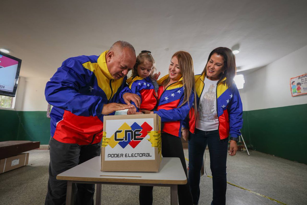 Primer Vicepresidente del PSUV <a href="/dcabellor/">Diosdado Cabello R</a>, ejerció su derecho al VOTO junto a su familia.🗳️ #VotaPorLaPaz2024