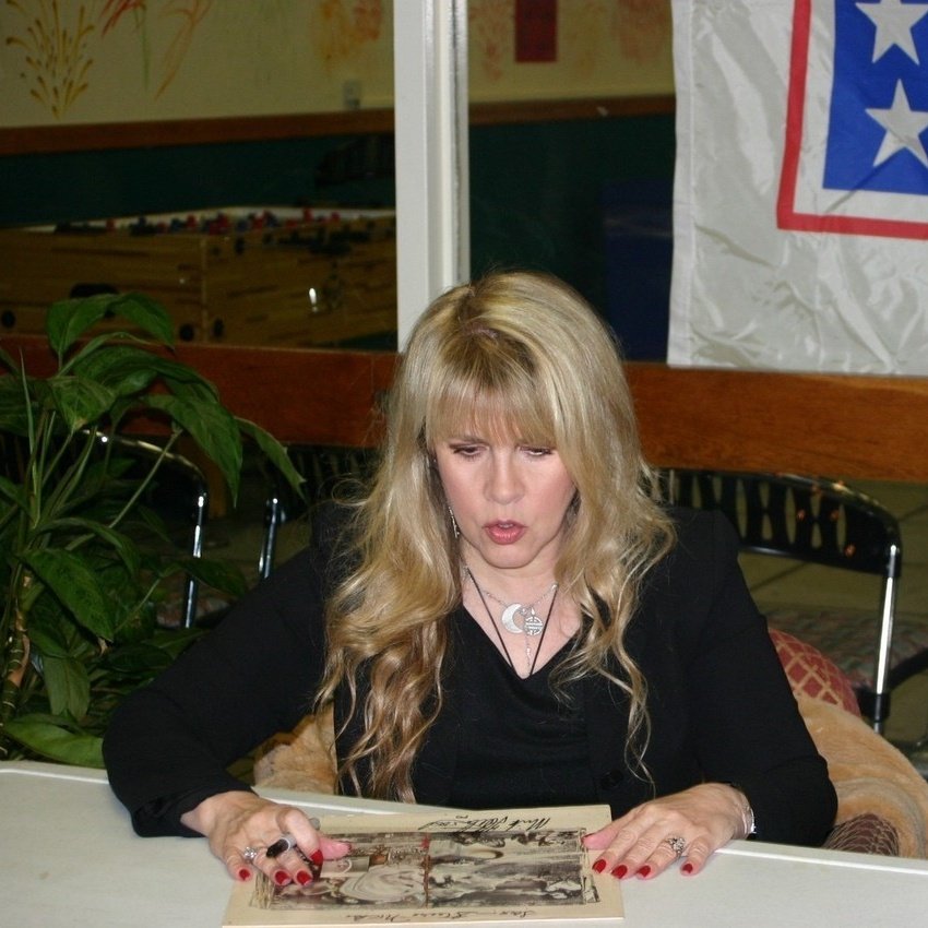 Everybody Wants A Picture With Stevie Nicks tweet media
