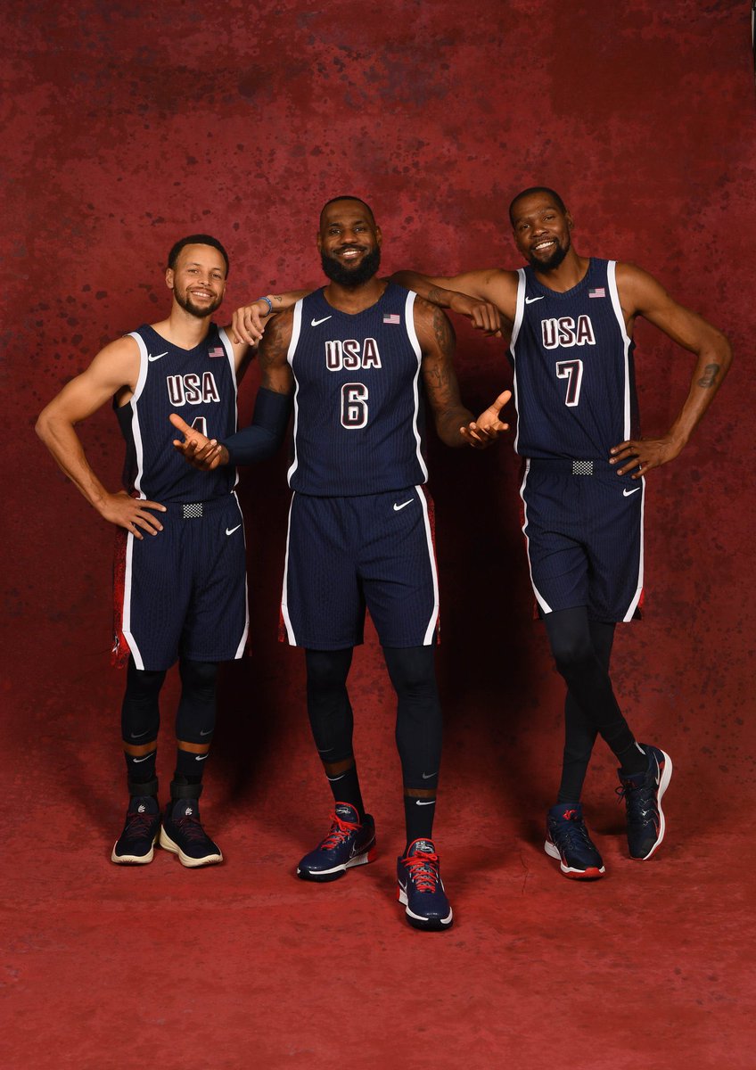 PasionBasketNBA's tweet photo. 3 de los mejores jugadores de nuestra generación juntos en un solo equipo 

QUÉ FOTO https://t.co/wZmwMA6n1r