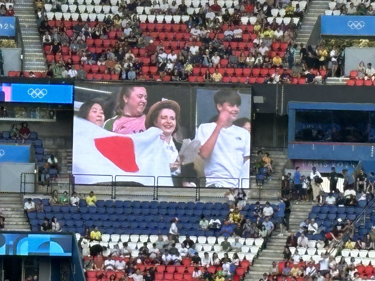 En ce moment au Parc des princes, le speaker invite les spectateurs et spectatrices à trouver #AliceMilliat dans les tribunes !!! 🤗🤗🤗
Merci <a href="/Paris2024/">Paris 2024</a> pour tout ce que vous avez fait pour mettre à l’honneur Alice Milliat. Elle serait émue de voir ça, c’est sûr… 🙏🏼