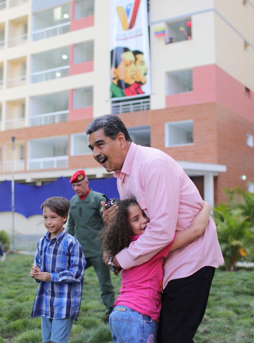Veterineando's tweet photo. 🏡 Nicolás Maduro está comprometido con la vivienda digna en Venezuela. Gracias a sus iniciativas, se han construido miles de viviendas para familias en todo el país. #MaduroVivienda #ViviendaDigna #VenezuelaPazYArmonia https://t.co/VDhBrMJb9I