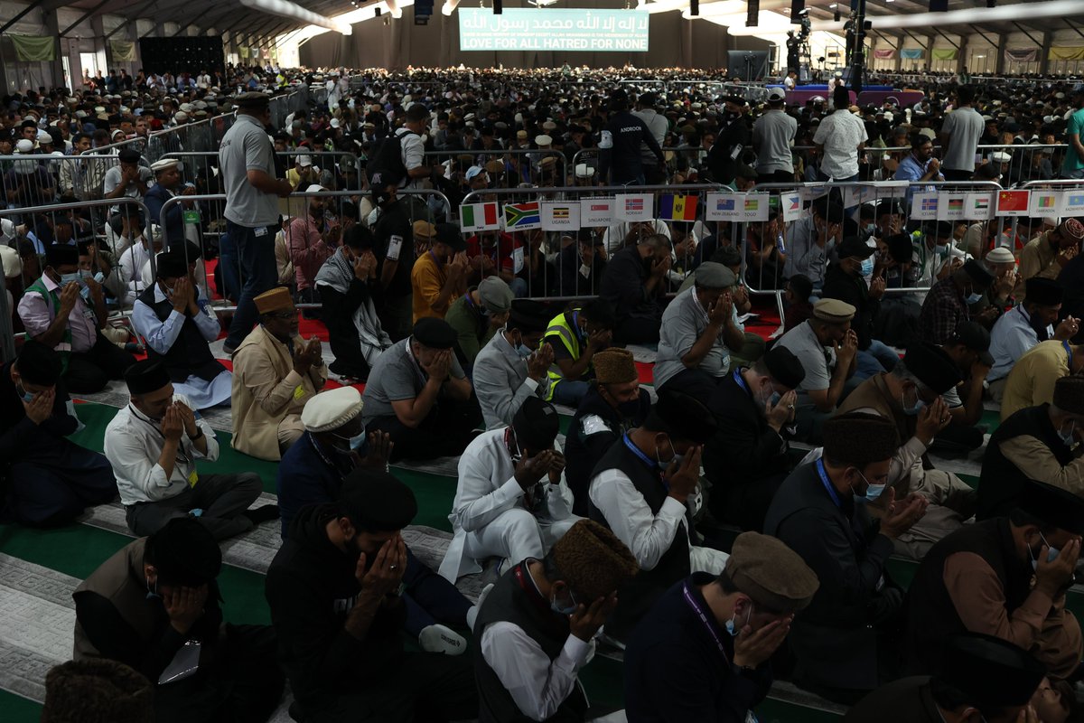 JalsaUK's tweet photo. Hazrat Khalifatul Masih V conducting the Bai'at (pledge of allegiance) and leading the silent prayer after the ceremony. #JalsaUK https://t.co/k8TIj3bi3Q