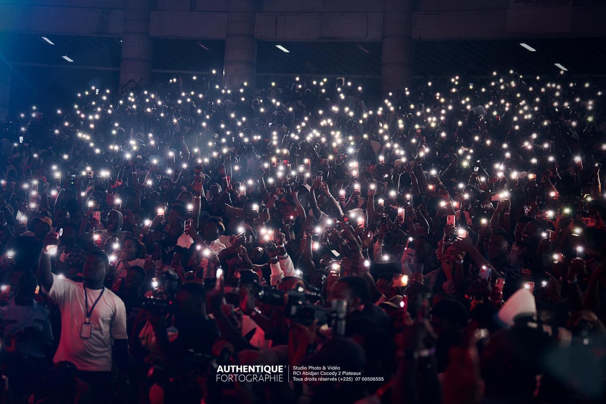 LifeMagazine_CI's tweet photo. #CONCERT 🔴 Juste phénoménal 💥! @HimraOfficiel a livré un spectacle de géant à la mythique salle Anoumabo du Palais de la Culture, baromètre légendaire de la musique ivoirienne ! 🗡️1X
Le Chetté a fait le plein, le plein de monde, le plein de show !
#lifemagazineci #Himra https://t.co/fi9SfWUBfB
