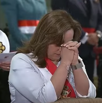 Mataperrea's tweet photo. 🛑Mientras Dina Boluarte rezaba en la Catedral de Lima, sus policías fueron a amedrentar a familiares de las víctimas de las masacres de las protestas de 2022-2023 que se disponían a iniciar la 'Misa del Pueblo' en memoria de los asesinados por la represión policial y militar. https://t.co/tvLjB9F47P