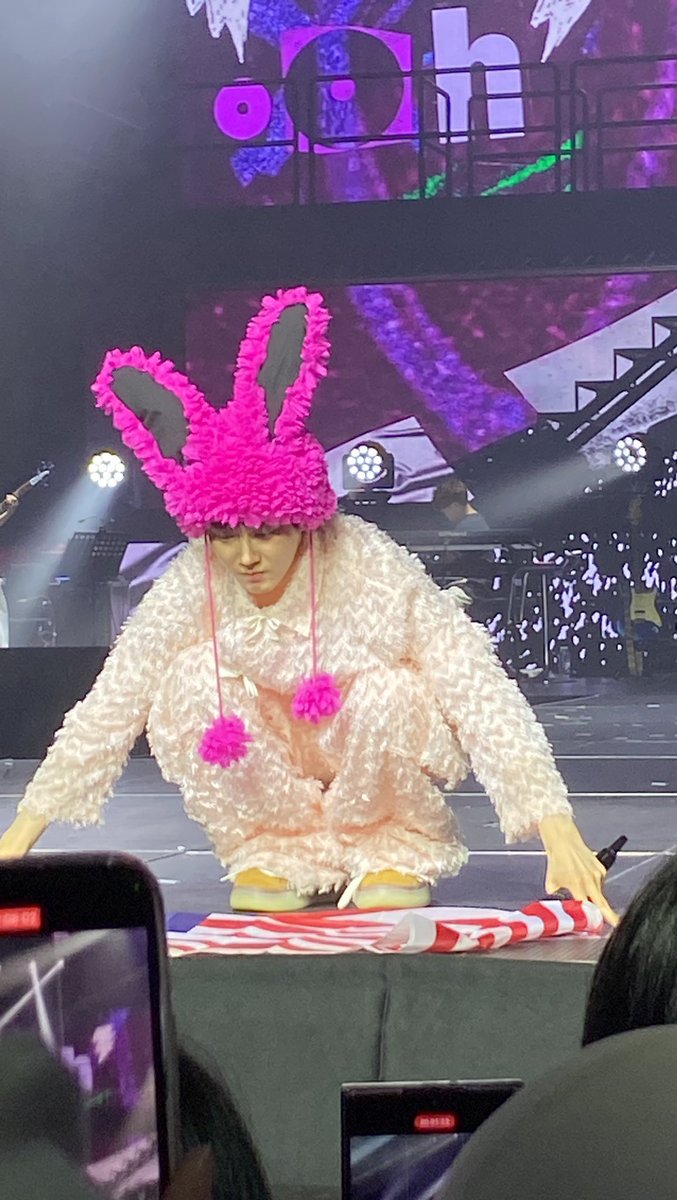 🇲🇾국기 들고 신나게 놀다가 얌전히 놓는 거 너무 귀여버 ㅋㅋㅋㅋㅋㅋ