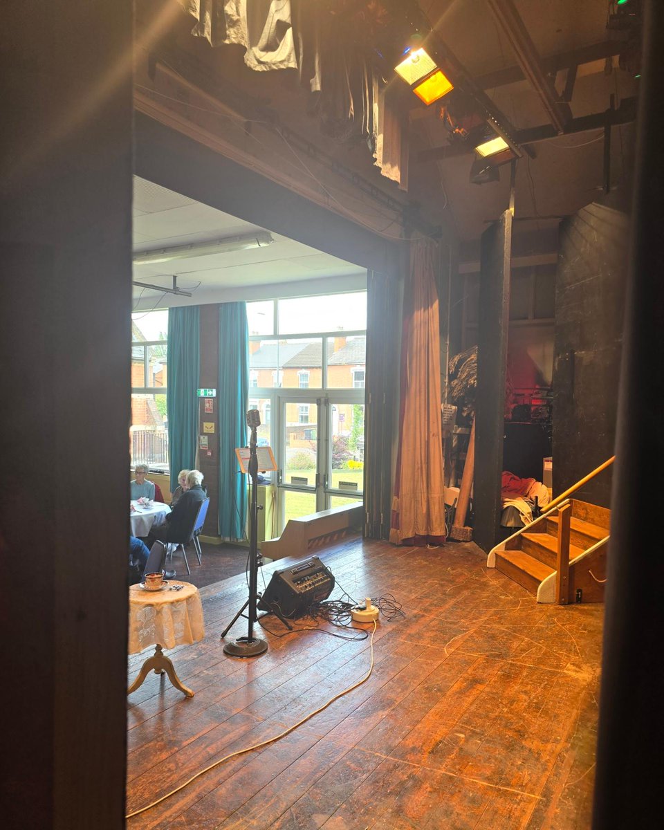 I had the pleasure of singing for an afternoon tea in Worcester a few weeks ago.
I love a stage. Here's some pics of back stage and my sneak to the kitchen to chose my cakes 😍

#backstage #afternoontea #newdress #petticoat #cakes #stage #betsyharmony #missbetsyharmony