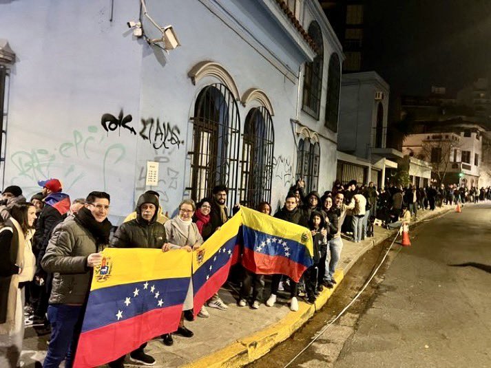 Enorme fila de venezolanos en Buenos Aires esperando para emitir su voto esta mañana

Falta poco ! Fuerza Venezuela 💪 🇻🇪 

#EleccionesVenezuela2024