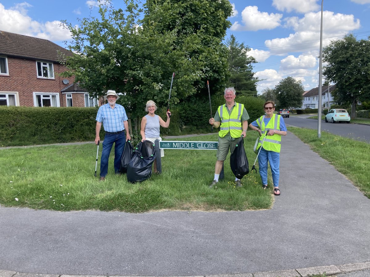 DrMegThomas's tweet photo. Thanks to volunteer Jane and Cllrs Hunneman and Marsh for coming on the litter pick today. We found masses of rubbish and had a lot of fun. Next event is 25th August. Do you have an area in #washcommon you would like to help us tidy? #keepbritaintidy #LitterHeroes https://t.co/8UTOzocMdk