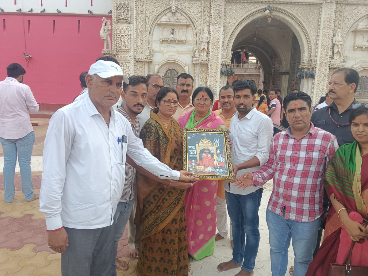ArunChhallani's tweet photo. केंद्रीय महिला एवं बाल विकास मंत्री अन्नपूर्णा देवी यादव के देशनोक पधारने पर मां करणी की प्रतिमा देकर स्वागत किया 
मार्गदर्शन और आशीर्वाद प्राप्त हुआ।
@Annapurna4BJP @BJP4India @BJYM https://t.co/vezaUq1POt