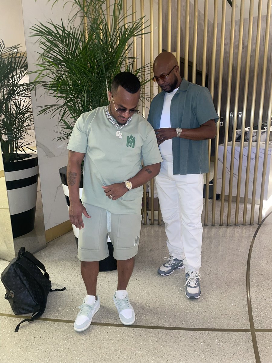 DJQUICKSILVA's tweet photo. The big boys that the BIG BOYS watch 😎 #InRealLife
Outfit @mackage from @dazzledmv
Shades @cartier from @dazzledmv
#QuickSilva #MiamiTakeover #Miami https://t.co/2QOs0hUcYh