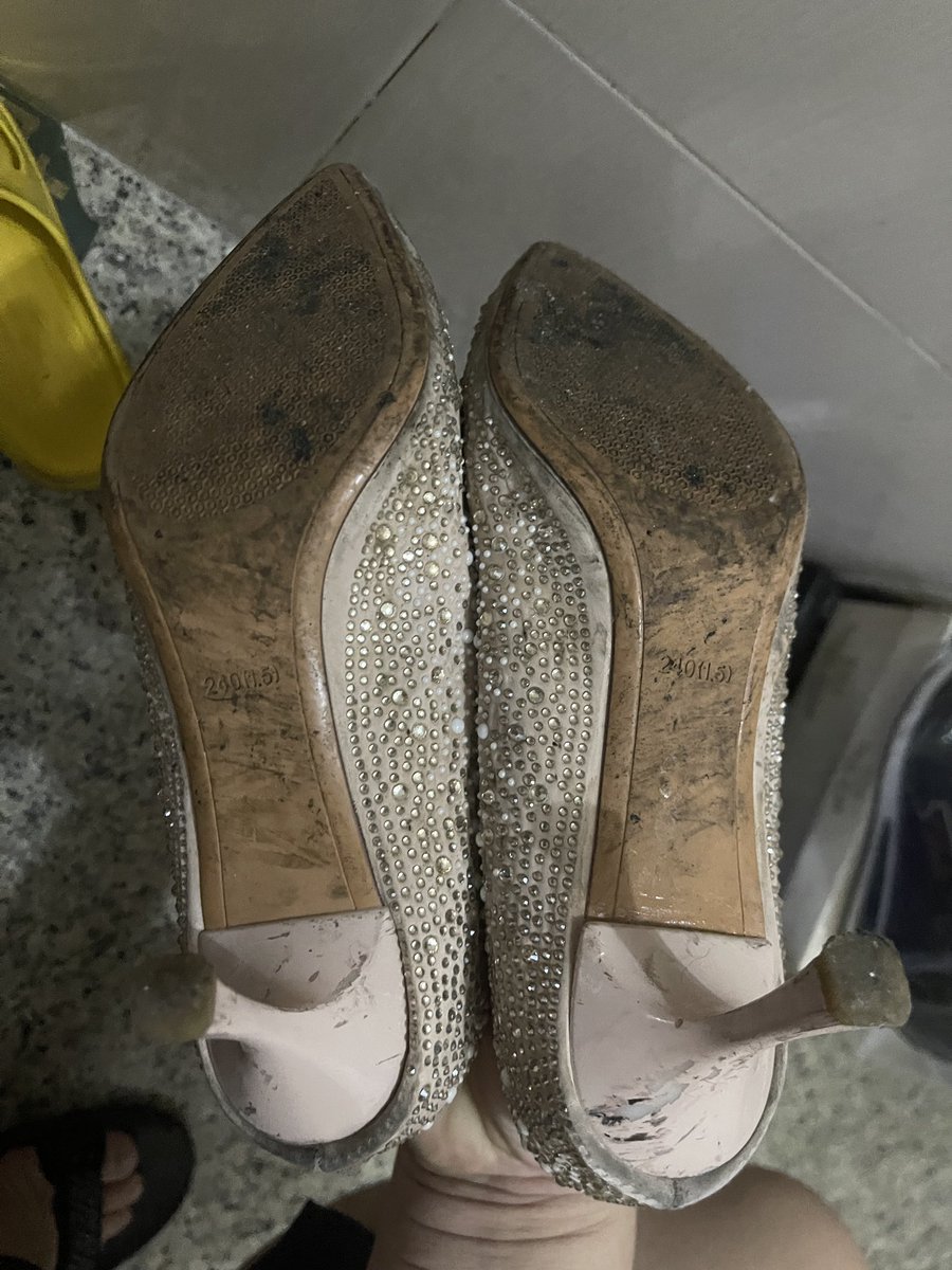 有老哥说更下有脚泥的，这骚高跟，满满的脚泥，不是重口味的我真的不喜欢，口味重一点兄弟的福利！#高跟鞋 #扫楼 #扫楼打胶 #黑丝高跟