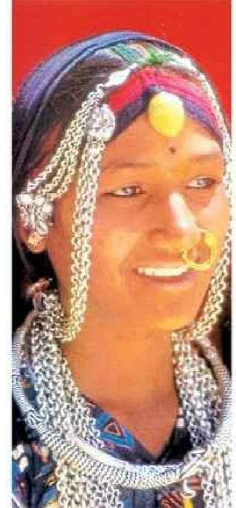 यह है आदिवासी की संस्कृति बताओ कौनसी जगह खाली है जहा सिंदूर मंगल सूत्र पहनने की हमारी संस्कृति को ये तस्वीर ताजा कर रही हे