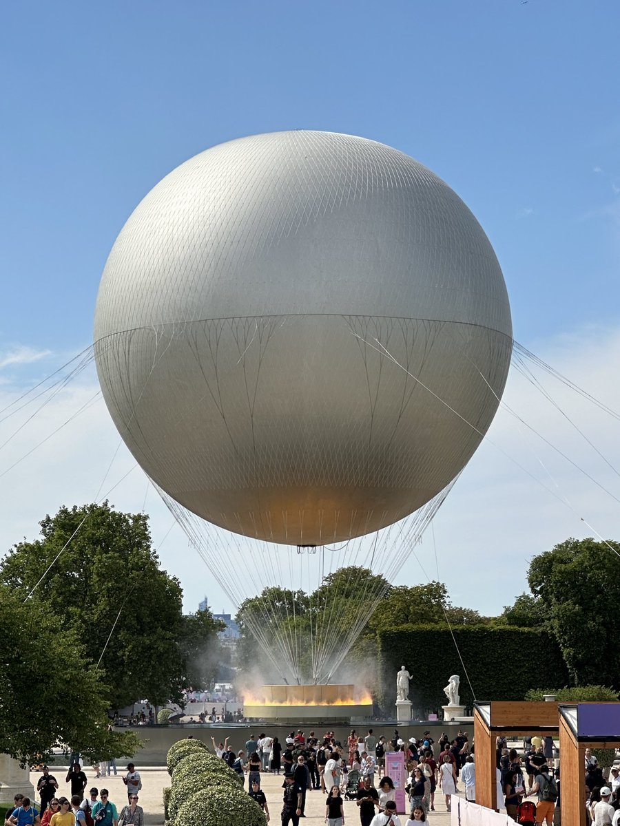 ⁦<a href="/EmmanuelMacron/">Emmanuel Macron</a>⁩ ⁦<a href="/TonyEstanguet/">Tony Estanguet - OLY</a>⁩ et si on gardait cette formidable vasque et la flamme, comme on a conservé la Tour Eiffel ? Pour en faire un nouvel emblème français…